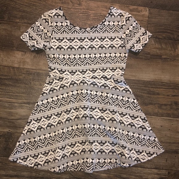The Children's Place Other - Girls small 5/6 geo dress.